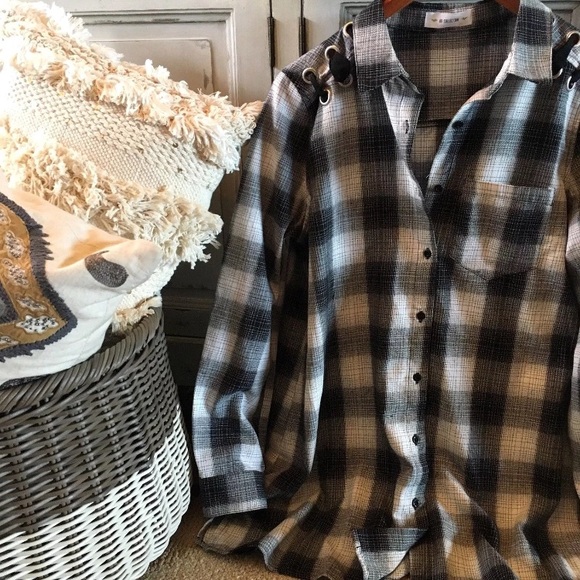 LAST ONE! Buffalo Plaid Flannel Button Up Blouse - Picture 5 of 7